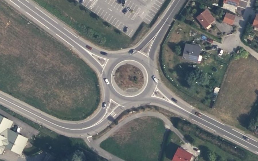 Vue aérienne du Rond-point anonyme n°231186148