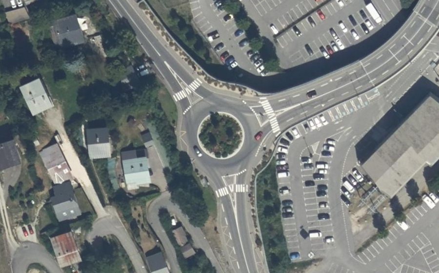 Vue aérienne du Rond-point anonyme n°231186160
