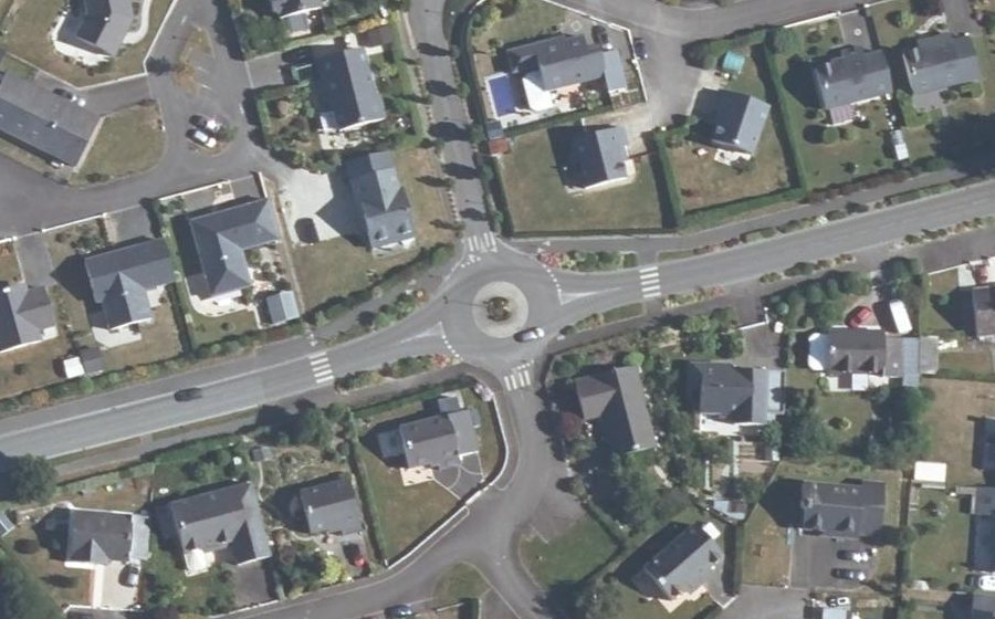 Vue aérienne du Rond-point anonyme n°231337850