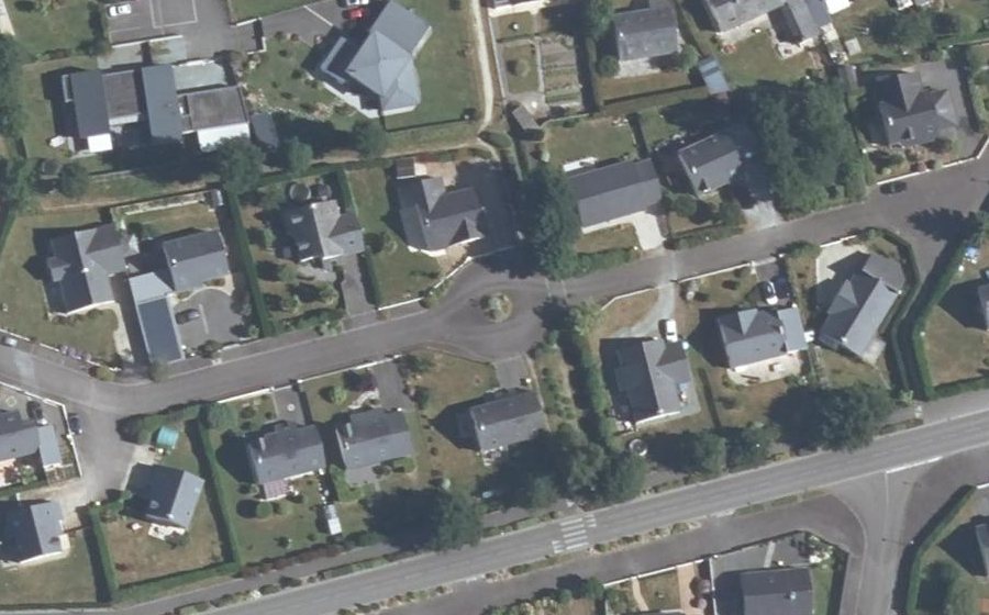 Vue aérienne du Rond-point anonyme n°231337855