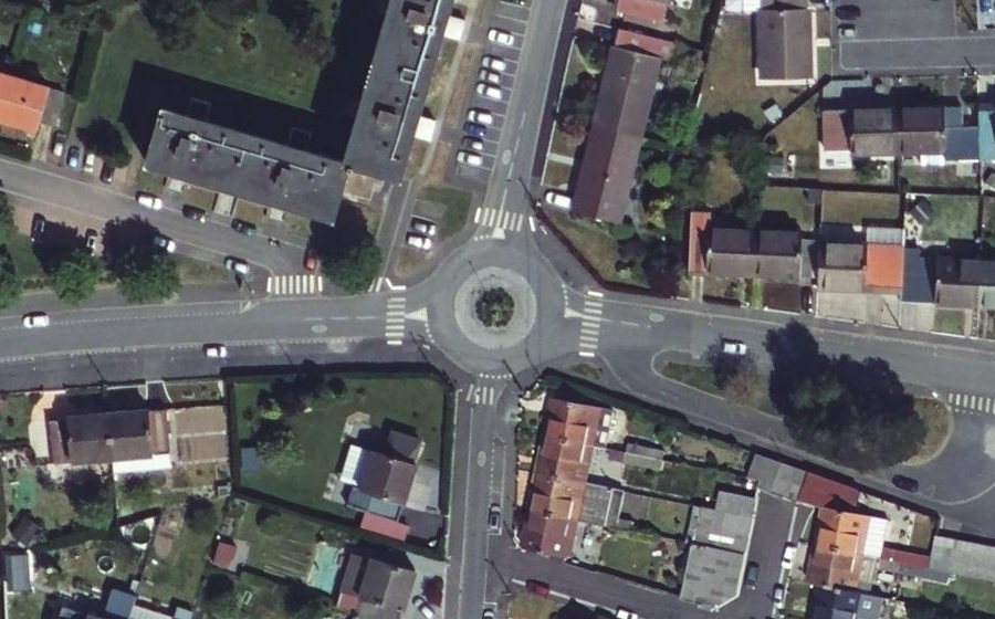 Vue aérienne du Rond-point anonyme n°231337961