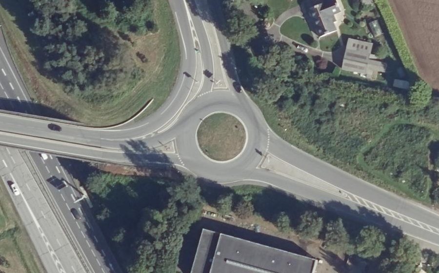 Vue aérienne du Rond-point anonyme n°231338676