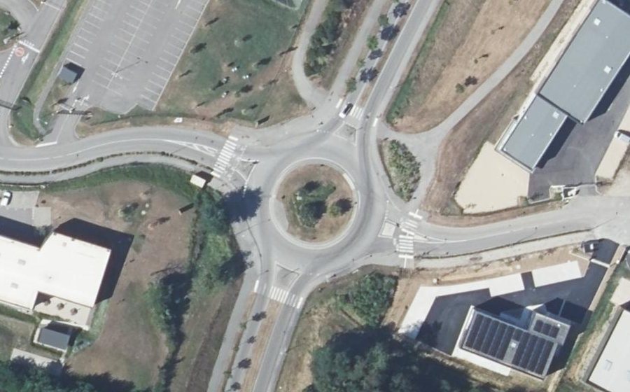 Vue aérienne du Rond-point anonyme n°231343963