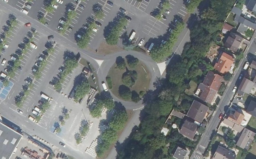 Vue aérienne du Rond-point anonyme n°23141563
