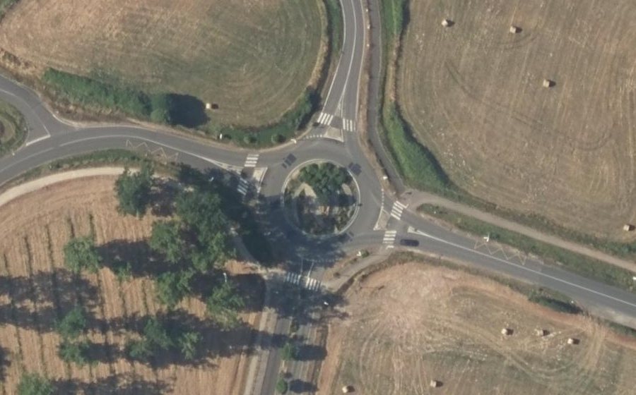 Vue aérienne du Rond-point anonyme n°231423718