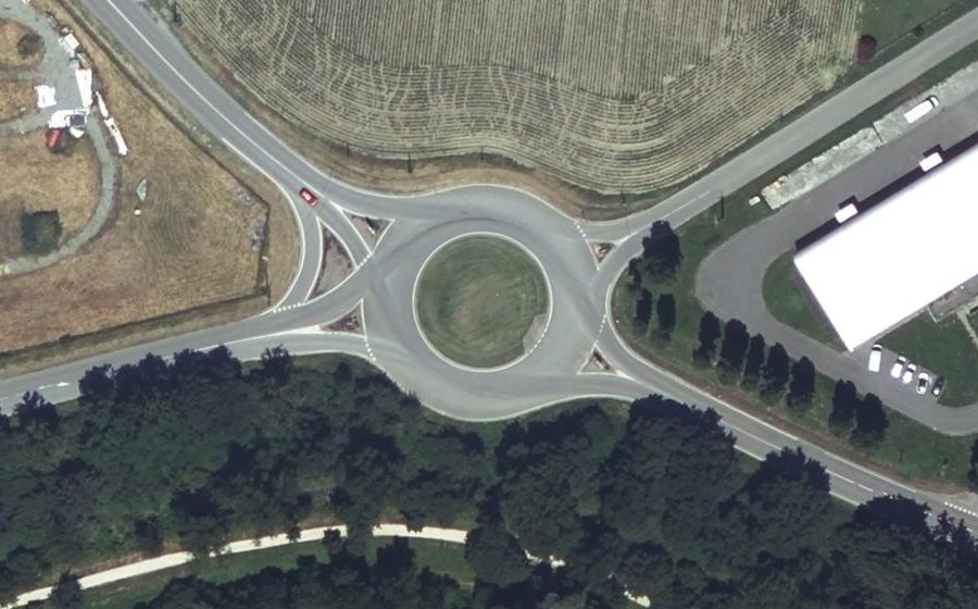 Vue aérienne du Rond-point anonyme n°231460568