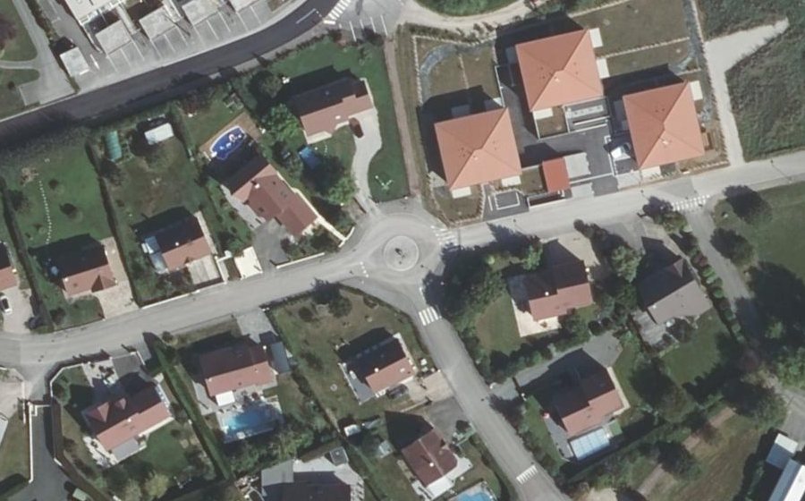 Vue aérienne du Rond-point anonyme n°231468844