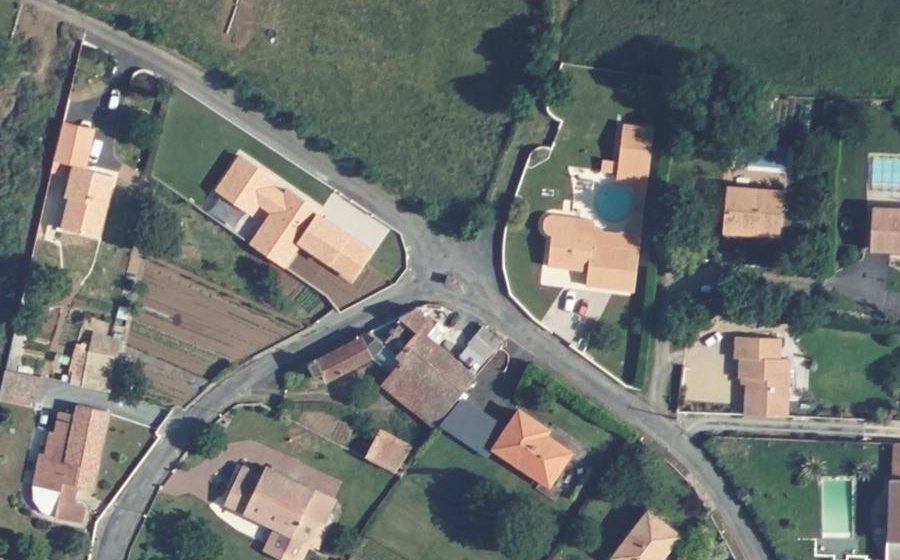 Vue aérienne du Rond-point anonyme n°231511814