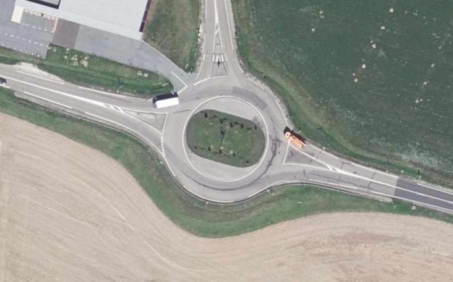 Vue aérienne du Rond-point anonyme n°231541465