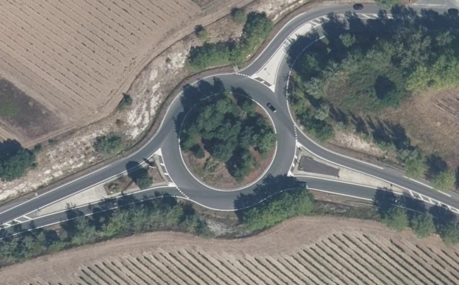 Vue aérienne du Rond-point anonyme n°231569818