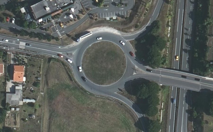 Vue aérienne du Rond-point anonyme n°231569826