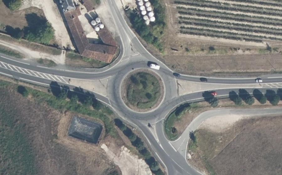 Vue aérienne du Rond-point anonyme n°231569834