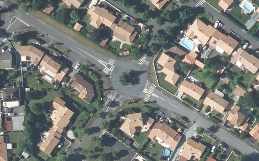 Vue aérienne du Rond-point anonyme n°231595259