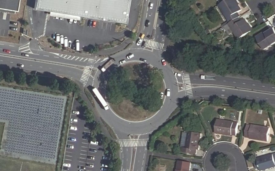 Vue aérienne du Rond-point anonyme n°231601261
