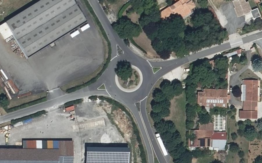 Vue aérienne du Rond-point anonyme n°231602724