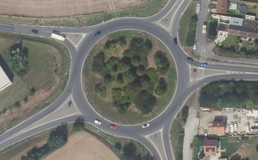 Vue aérienne du Rond-point anonyme n°23161186