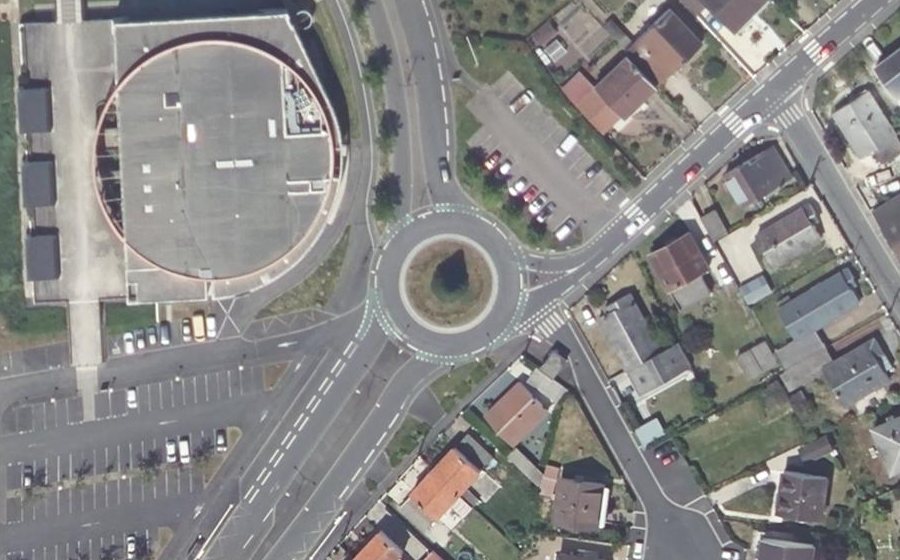 Vue aérienne du Rond-point anonyme n°23161488
