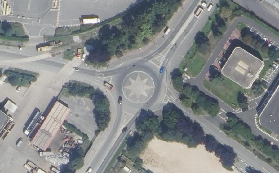 Vue aérienne du Rond-point anonyme n°231619218