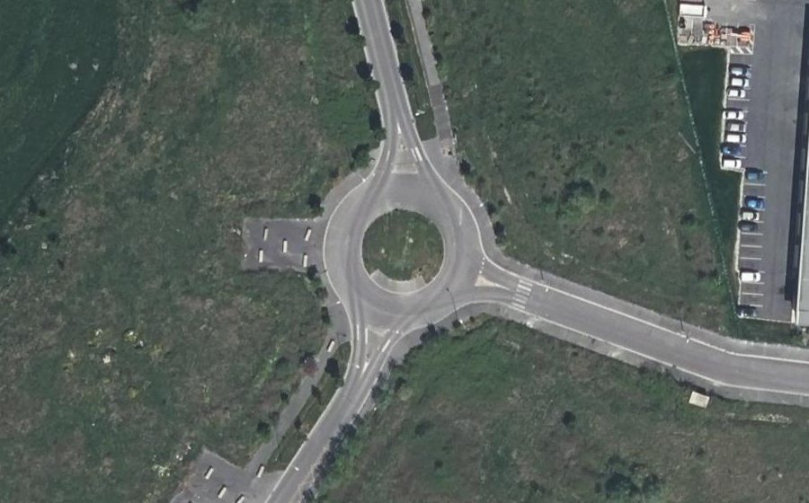 Vue aérienne du Rond-point anonyme n°231624485