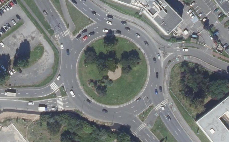 Vue aérienne du Rond-point anonyme n°231624897
