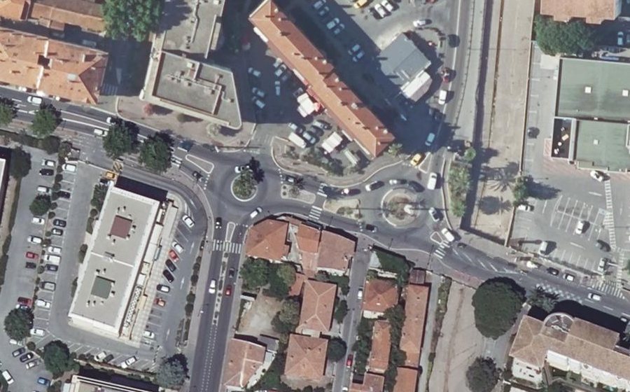 Vue aérienne du Rond-point anonyme n°231638738