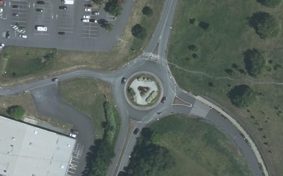 Vue aérienne du Rond-point anonyme n°231677216