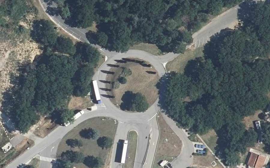 Vue aérienne du Rond-point anonyme n°23168753