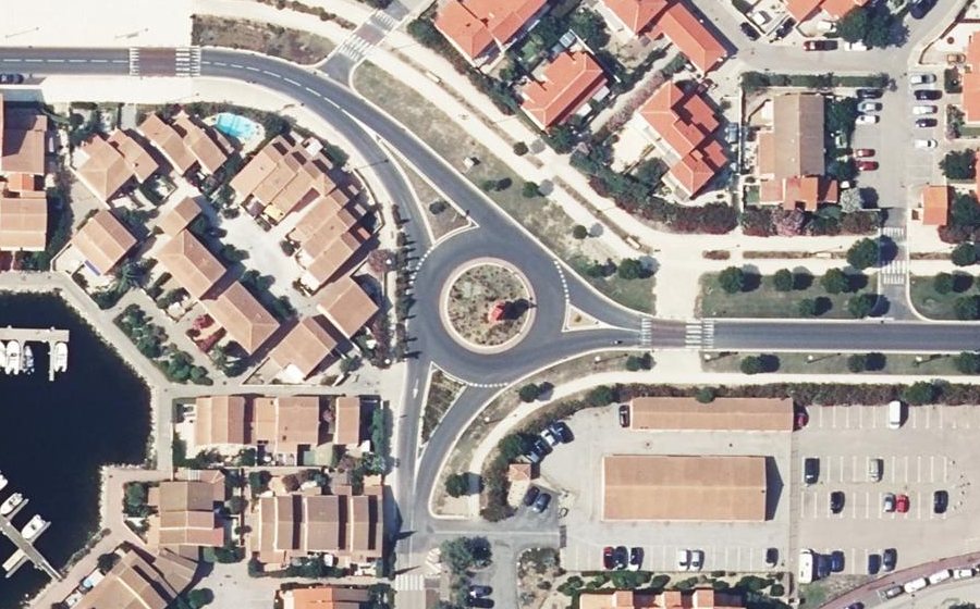 Vue aérienne du Rond-point anonyme n°231804563