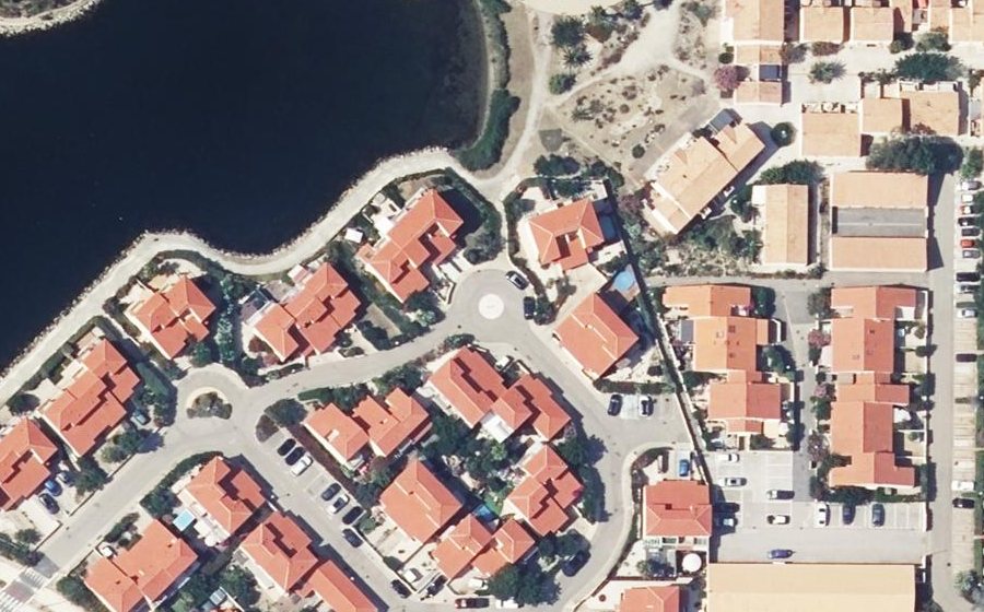 Vue aérienne du Rond-point anonyme n°231804579