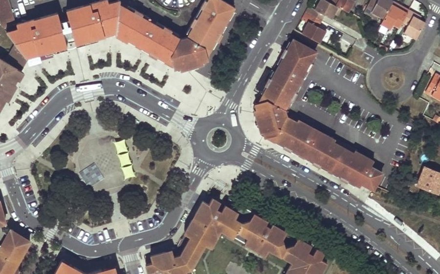 Vue aérienne du Rond-point anonyme n°23181193