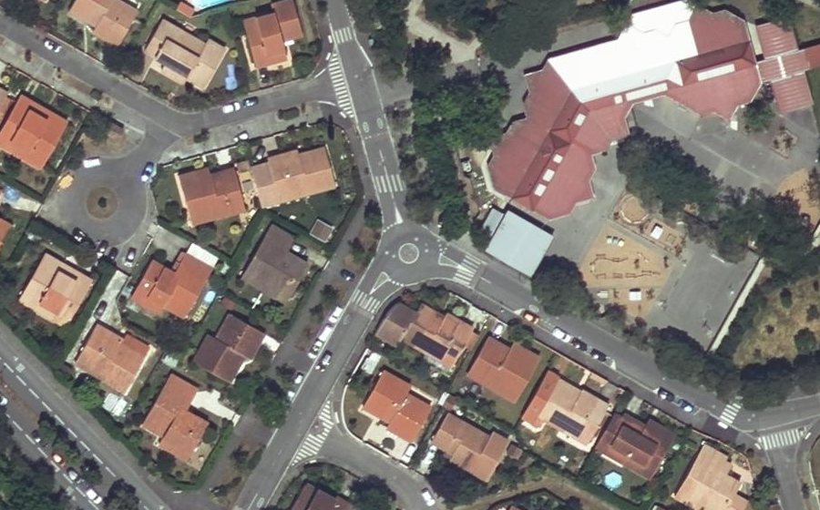 Vue aérienne du Rond-point anonyme n°23181396