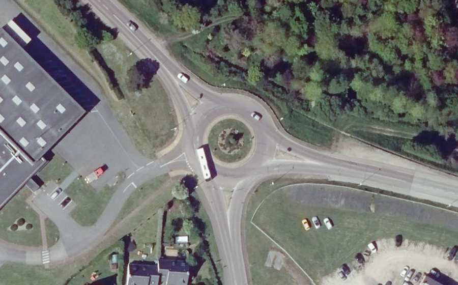 Vue aérienne du Rond-point anonyme n°231817797