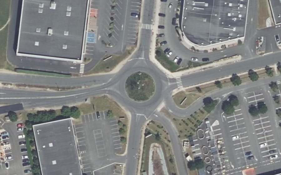 Vue aérienne du Rond-point anonyme n°23183078