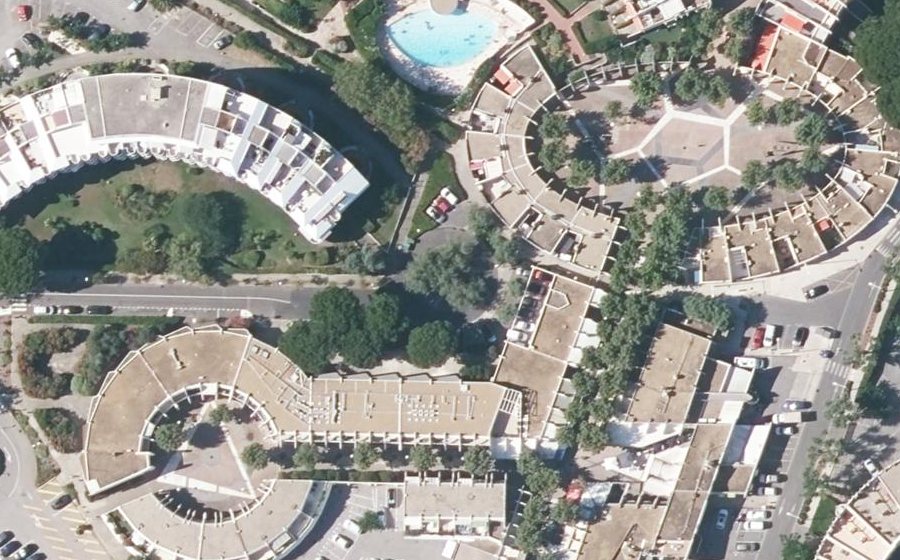 Vue aérienne du Rond-point anonyme n°231849725