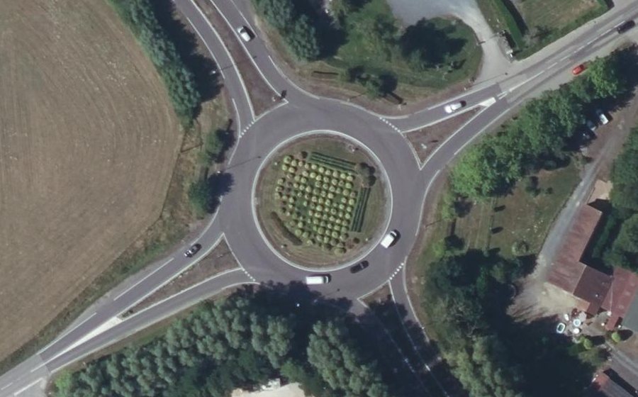 Vue aérienne du Rond-point anonyme n°23191942