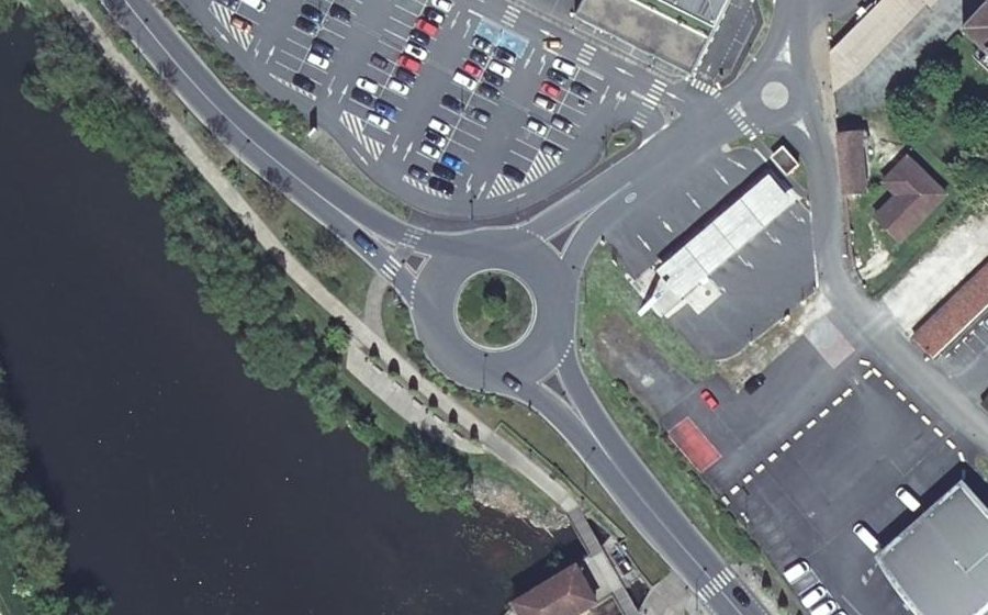 Vue aérienne du Rond-point anonyme n°231929546