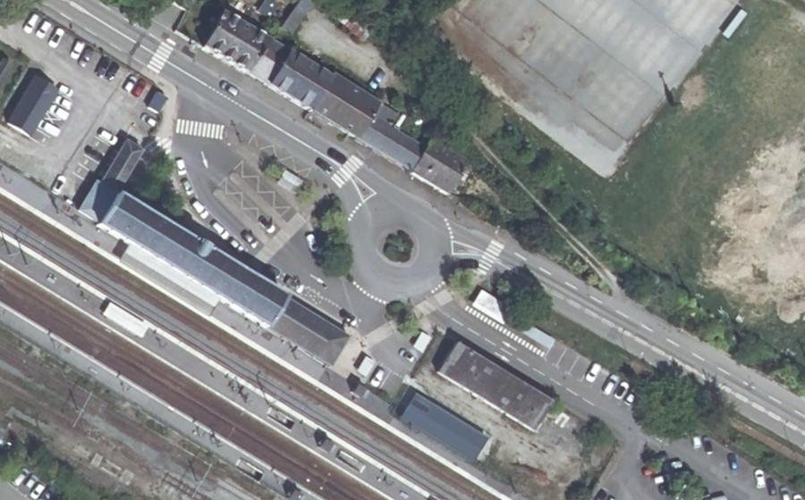 Vue aérienne du Rond-point anonyme n°231932665