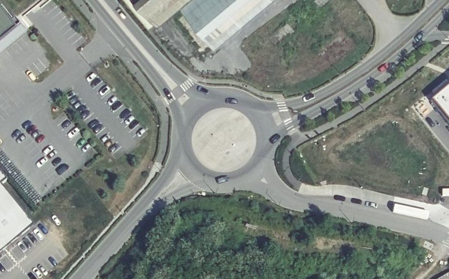 Vue aérienne du Rond-point anonyme n°231945605