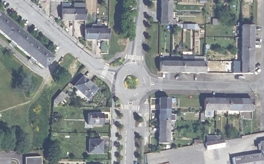 Vue aérienne du Rond-point anonyme n°232052930