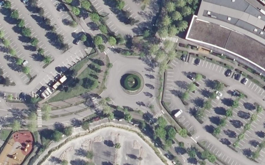 Vue aérienne du Rond-point anonyme n°232140399