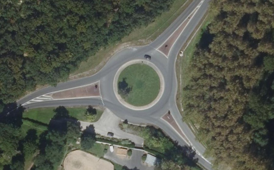 Vue aérienne du Rond-point anonyme n°23214563