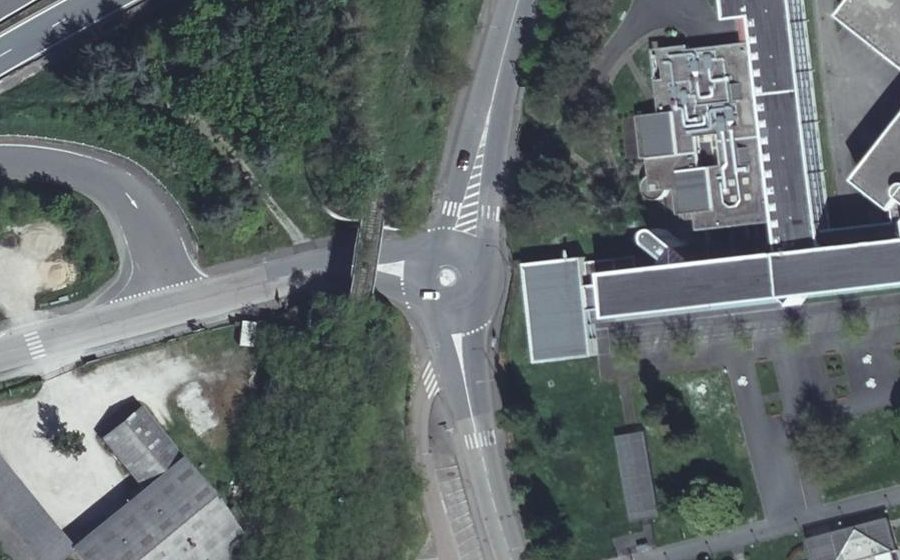 Vue aérienne du Rond-point anonyme n°232151349