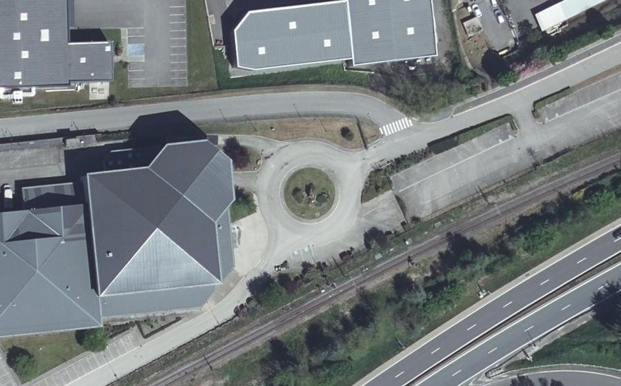 Vue aérienne du Rond-point anonyme n°232151357