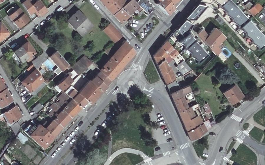 Vue aérienne du Rond-point anonyme n°232155394