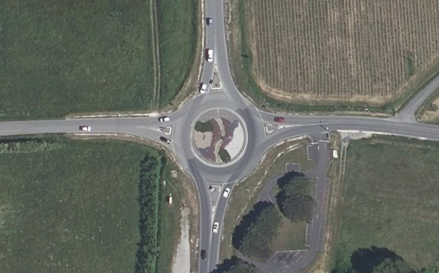 Vue aérienne du Rond-point anonyme n°232170244