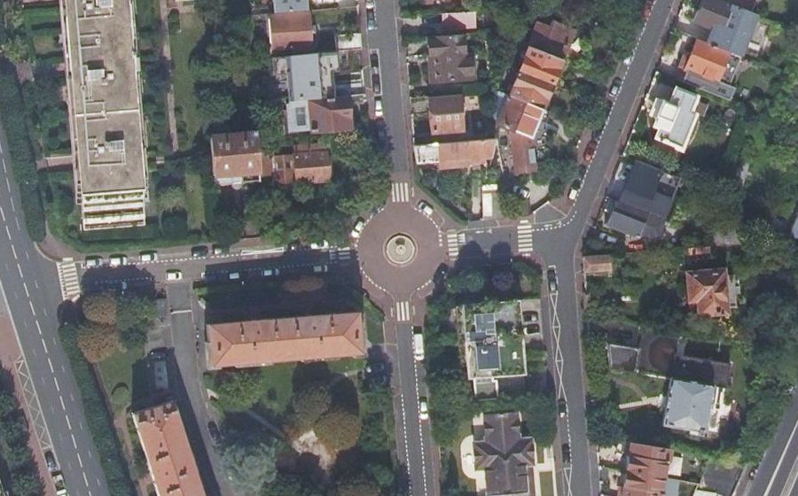 Vue aérienne du Rond-point anonyme n°232173035