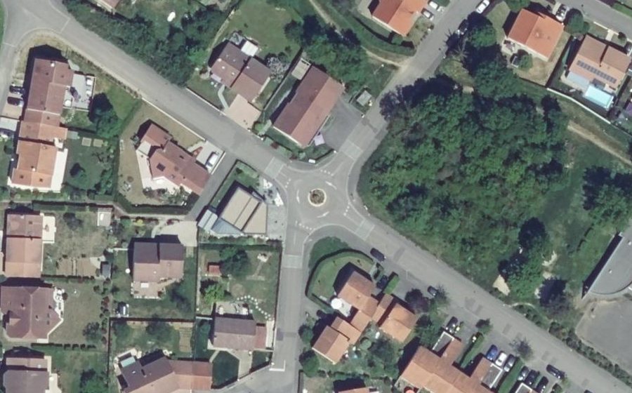 Vue aérienne du Rond-point anonyme n°232270253