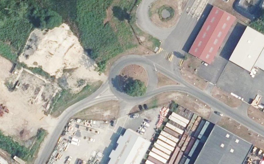 Vue aérienne du Rond-point anonyme n°232301444