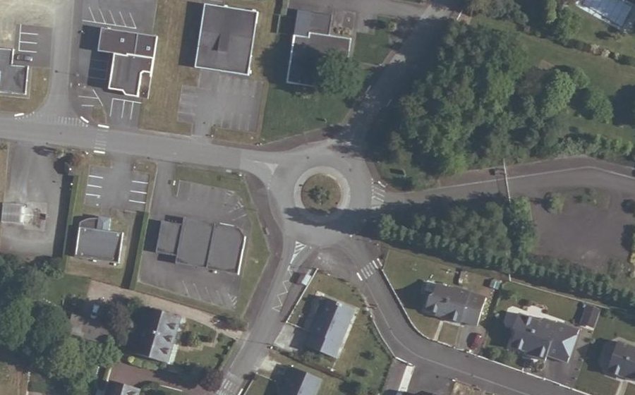 Vue aérienne du Rond-point anonyme n°232359711