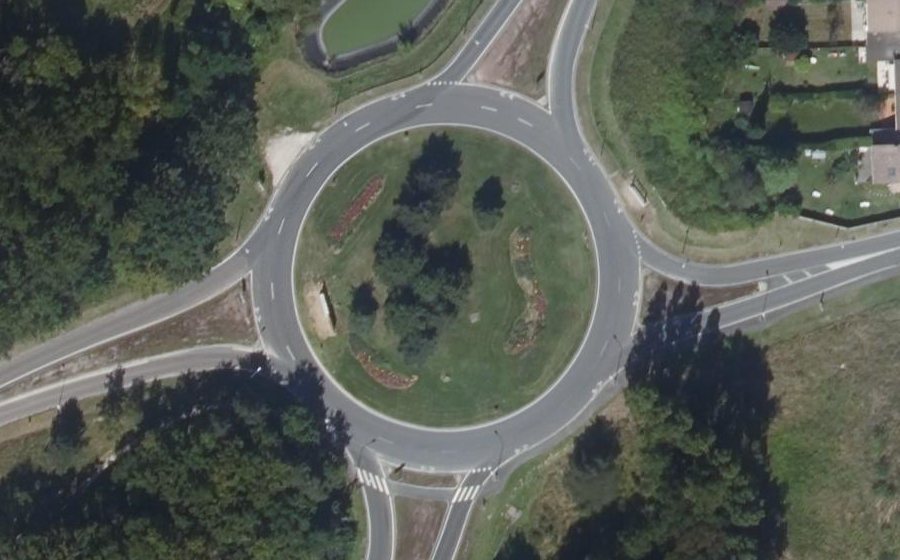 Vue aérienne du Rond-point anonyme n°23237932